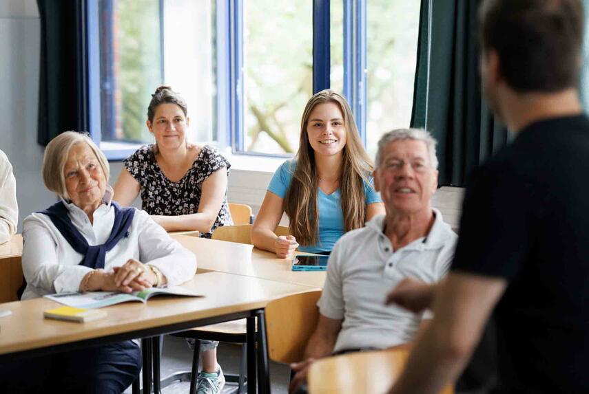 Die Enkel für Technik begeistern – Hochschule Niederrhein öffnet Hörsaal für Großeltern und andere Wissbegierige