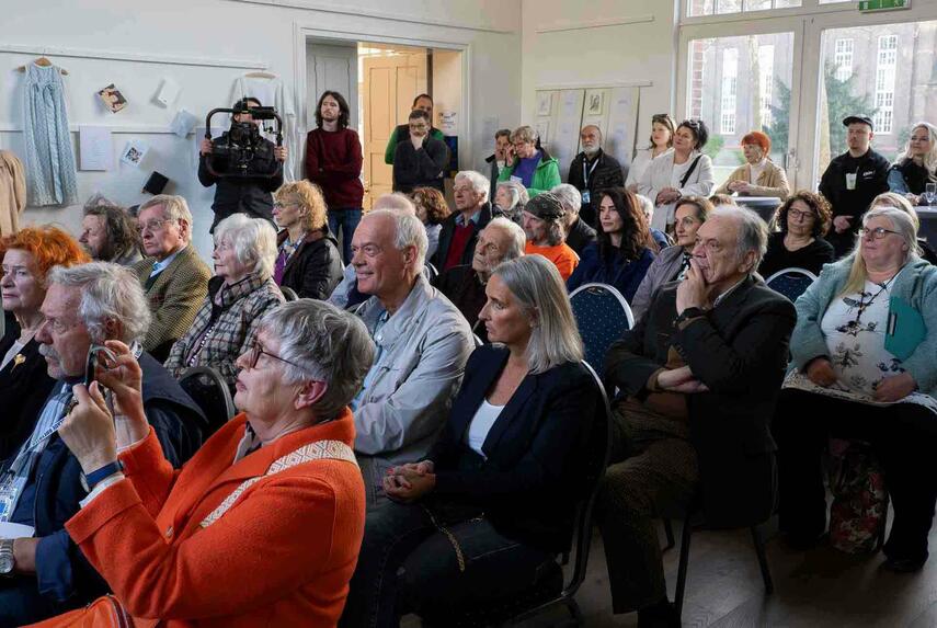Dichter dichten mit Besuchern - Eine Performance beim 5. Rheydter Kunstfrühling